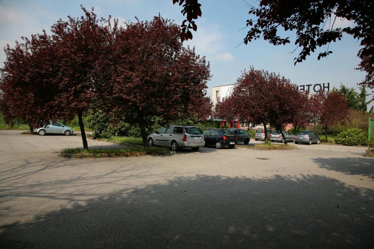 Hotel Longobardo Trezzo sullʼAdda Exterior foto